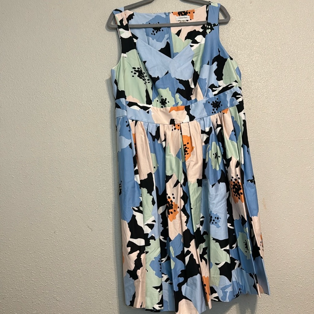 058. Beautiful colors in this Calvin Klein dress in Size 14W.